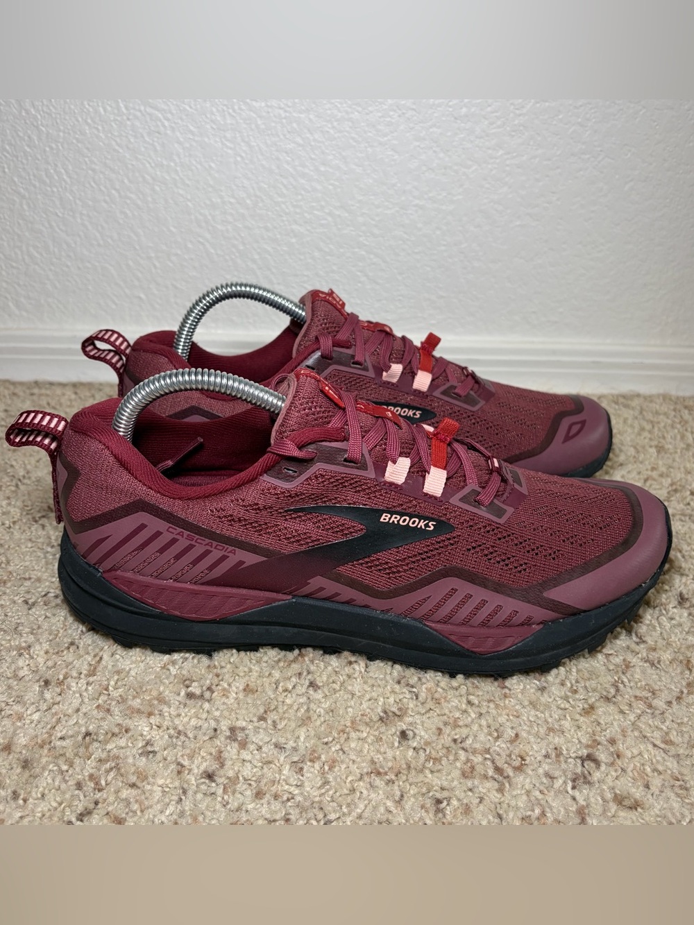 Brooks Cascadia 15 Trail Running Shoes W Sz 10 Hiking Outdoor Adventure Burgundy